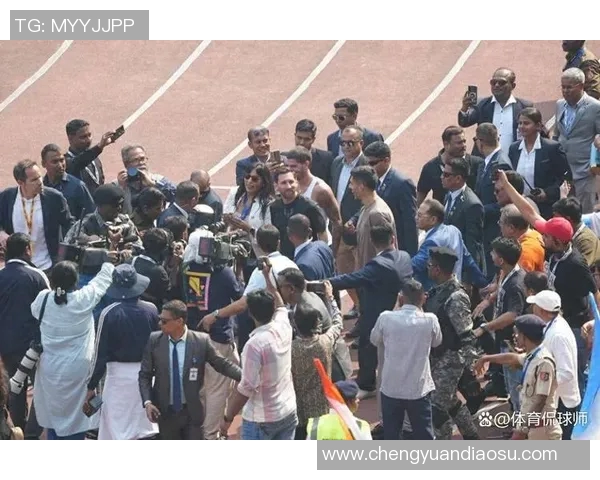 偶遇足球明星的合照背后故事揭秘与球迷互动瞬间分享 偶遇足球明星的合照背后故事揭秘与球迷互动瞬间分享